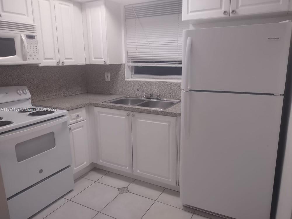 Freshly painted apartment in North miami ready to be rented in Biscayne Park condominium.