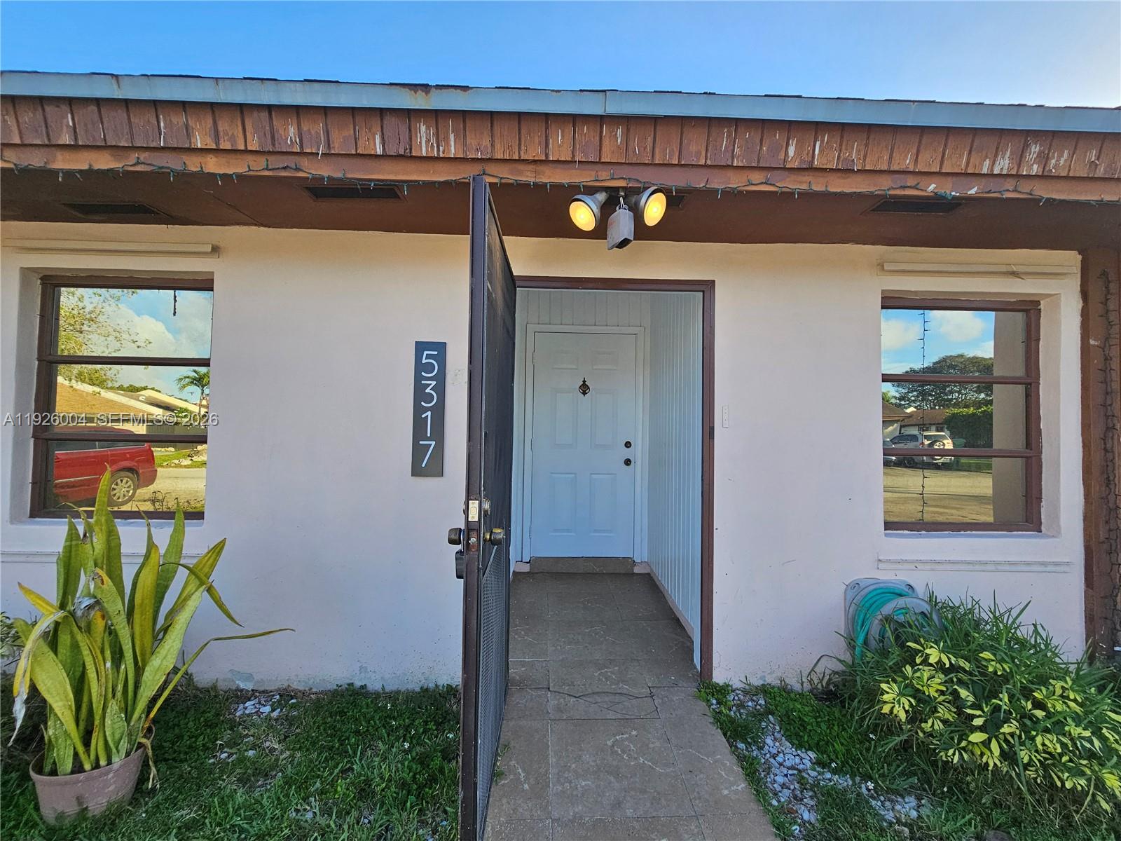 Great Location! The 2 bedrooms & 2 bathrooms villa in Bent Tree is the perfect location for a couple with children on a friendly family neighborhood.
The Villa has tile throughout, a nice back patio and it is very convenient to supermarkets, restaurants and shopping malls.