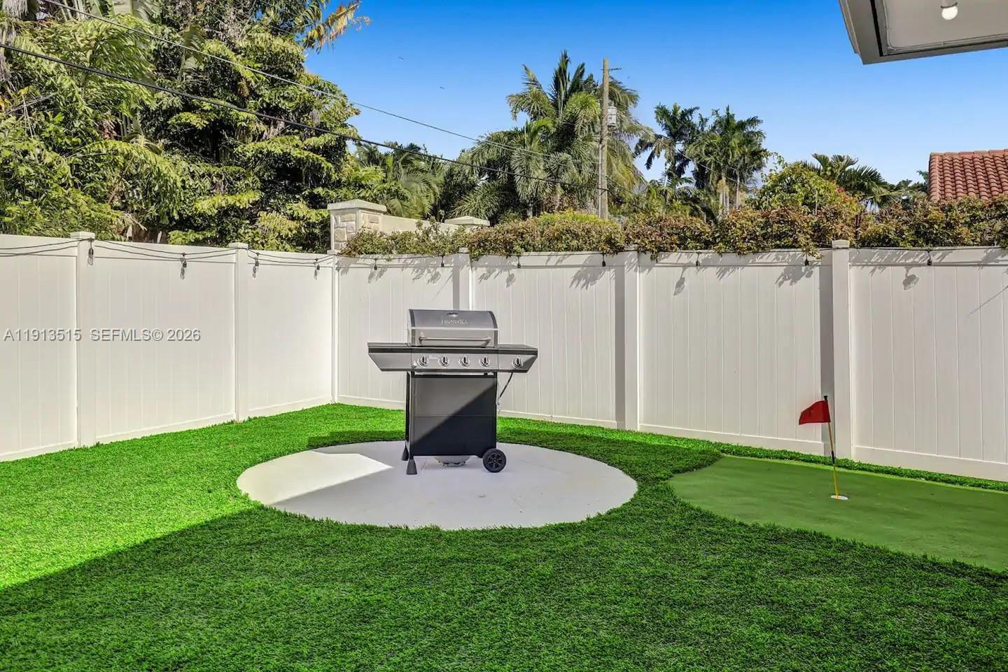 HOLLYWOOD LAKES SECTION - Residential Lease