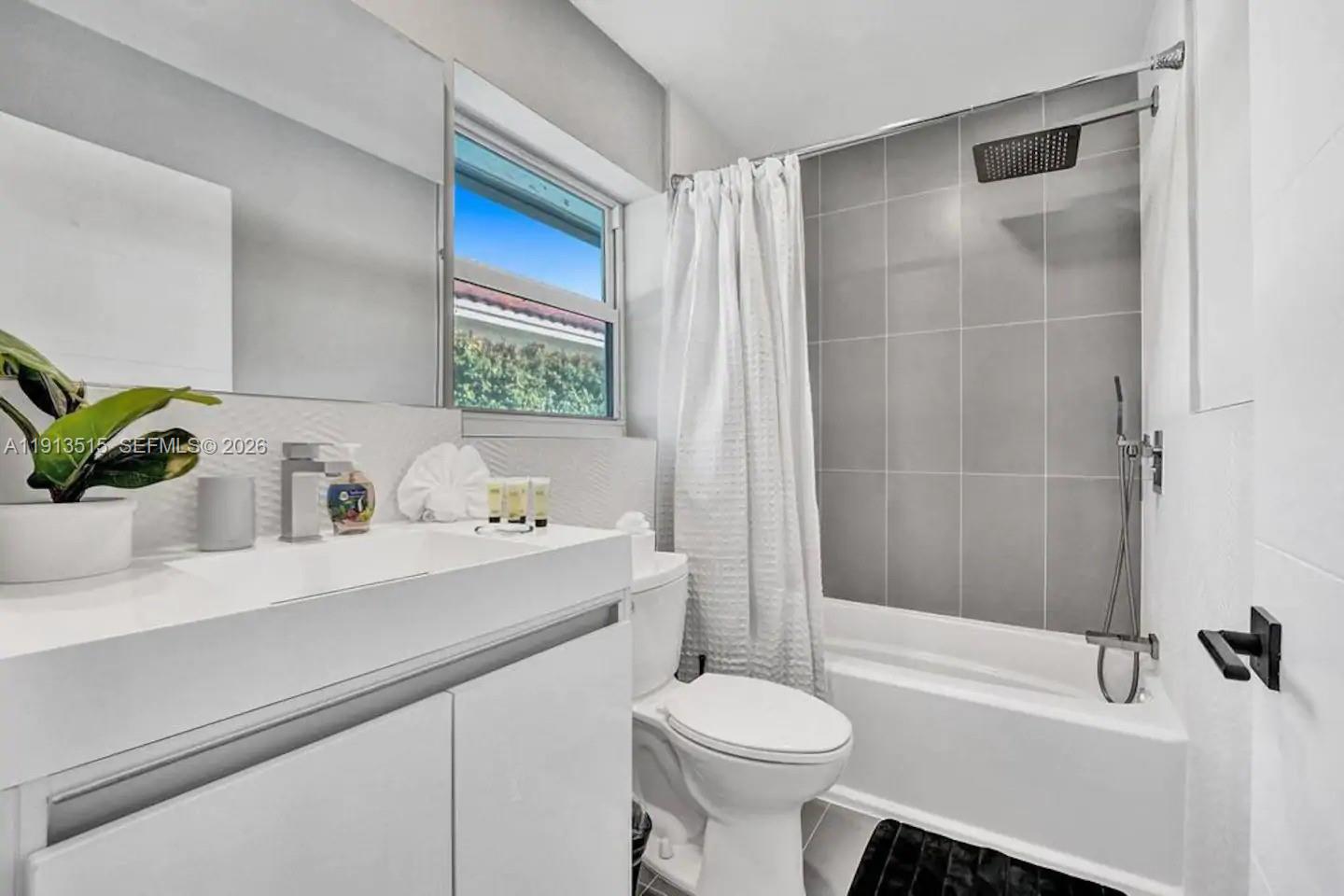 HOLLYWOOD LAKES SECTION - Residential Lease