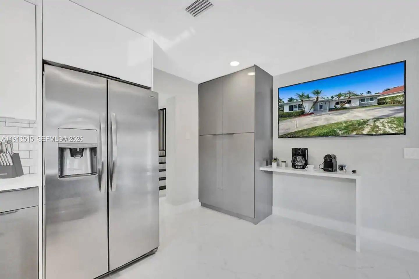 HOLLYWOOD LAKES SECTION - Residential Lease