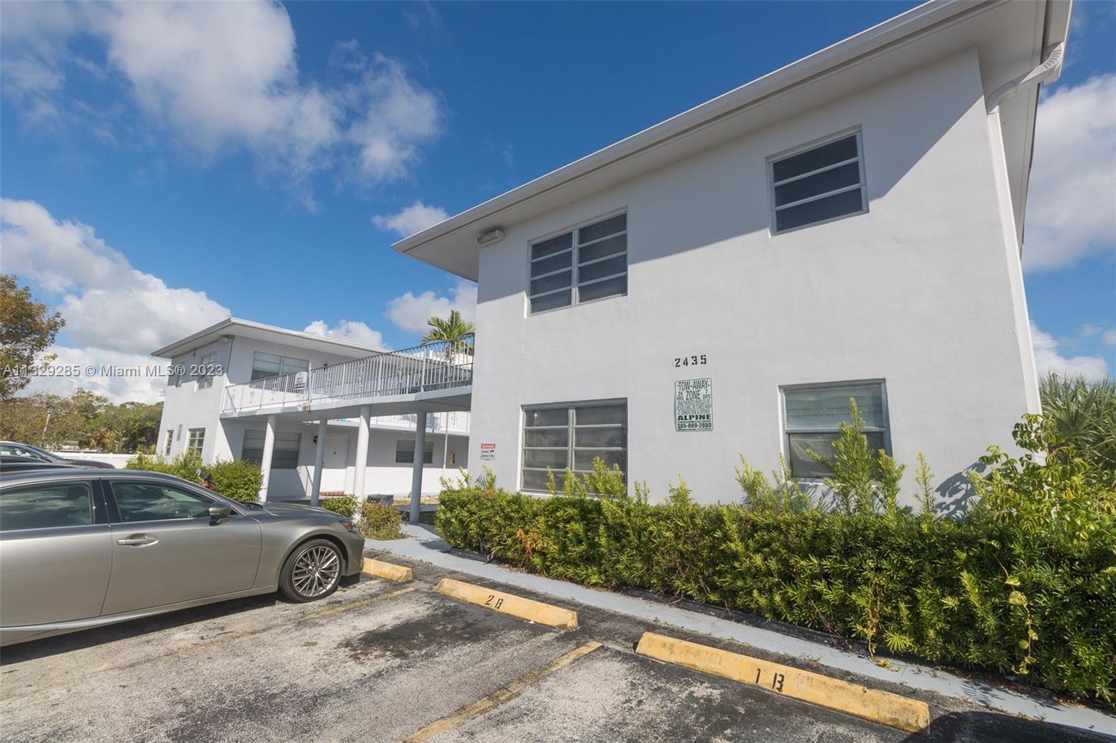 HOLLYWOOD LITTLE RANCHES - Residential Lease
