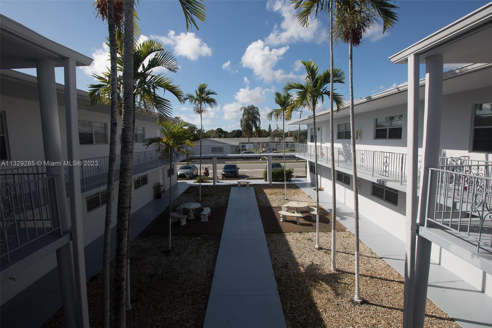 HOLLYWOOD LITTLE RANCHES - Residential Lease