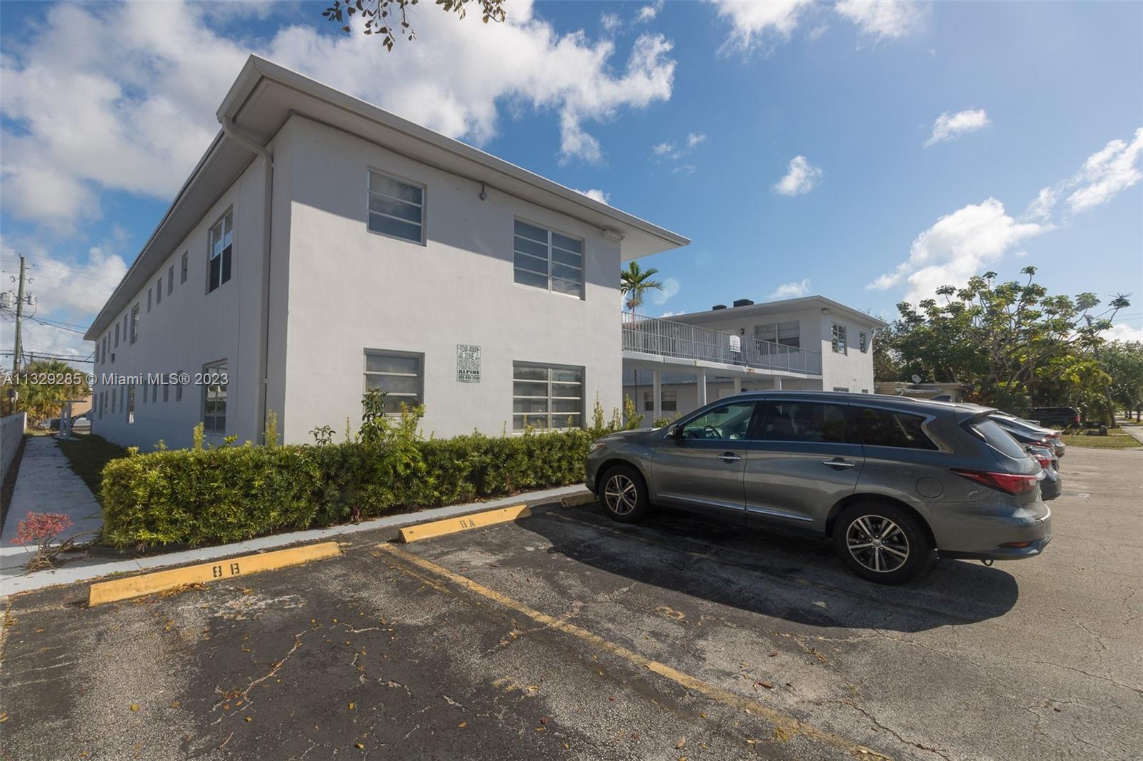 HOLLYWOOD LITTLE RANCHES - Residential Lease