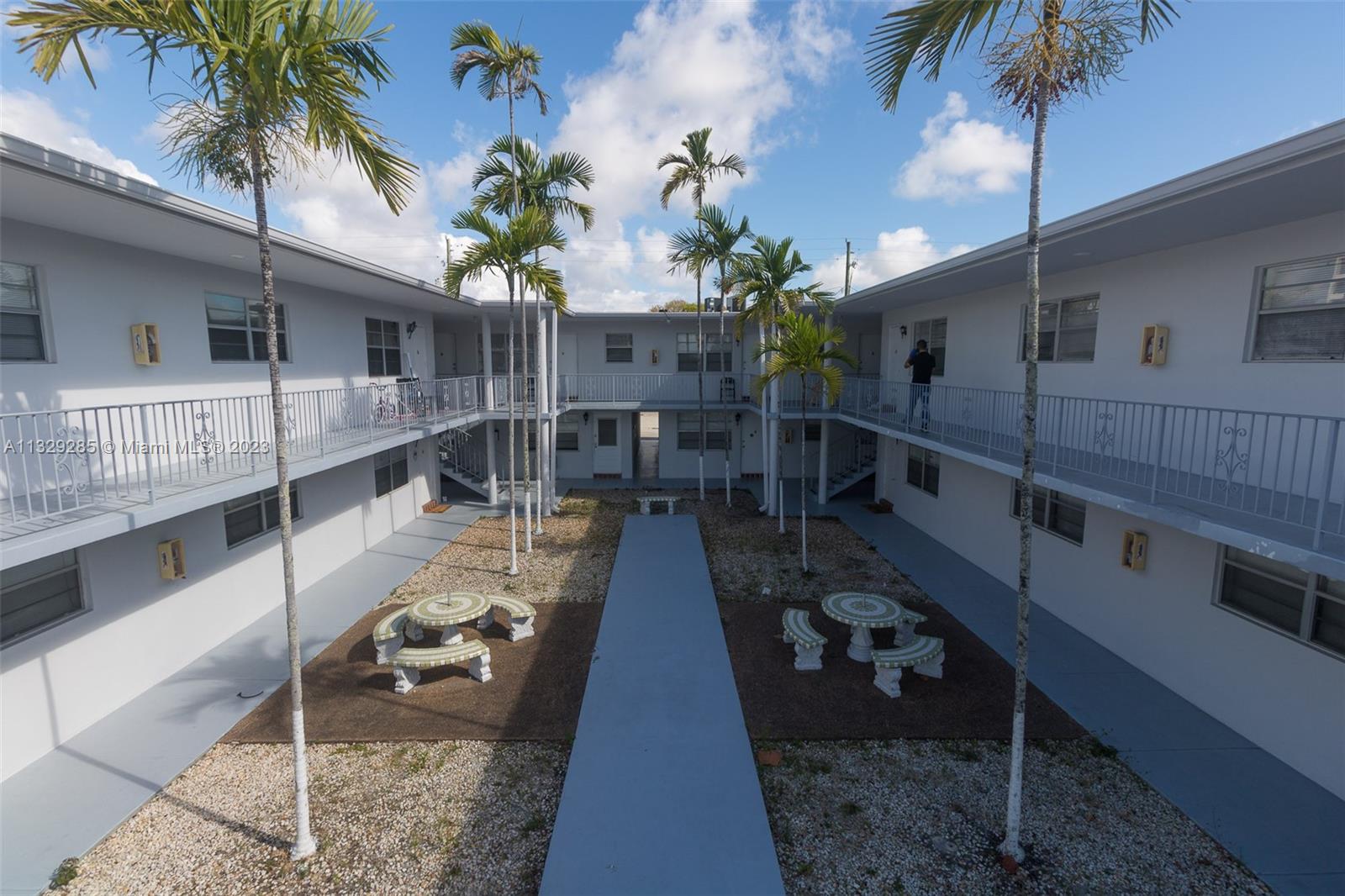 HOLLYWOOD LITTLE RANCHES - Residential Lease