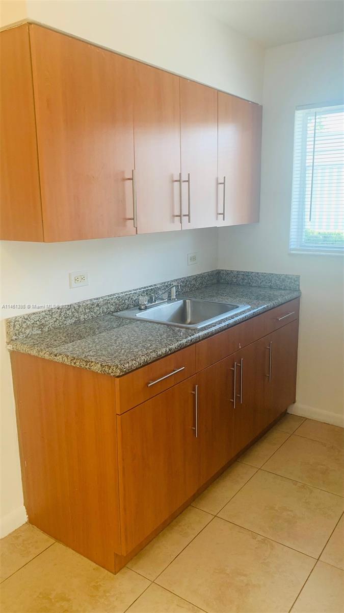 932 MOFFETT CONDO - Residential