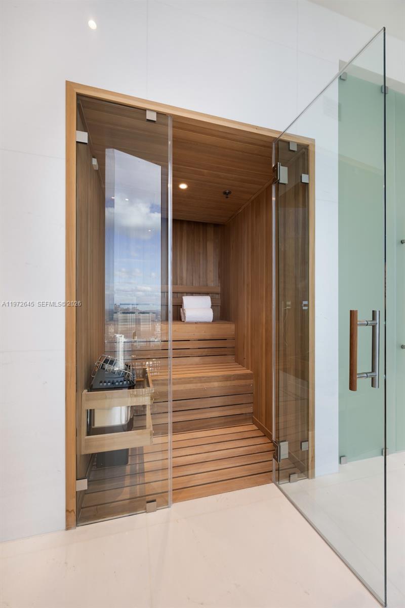 MET 1 CONDO - Residential