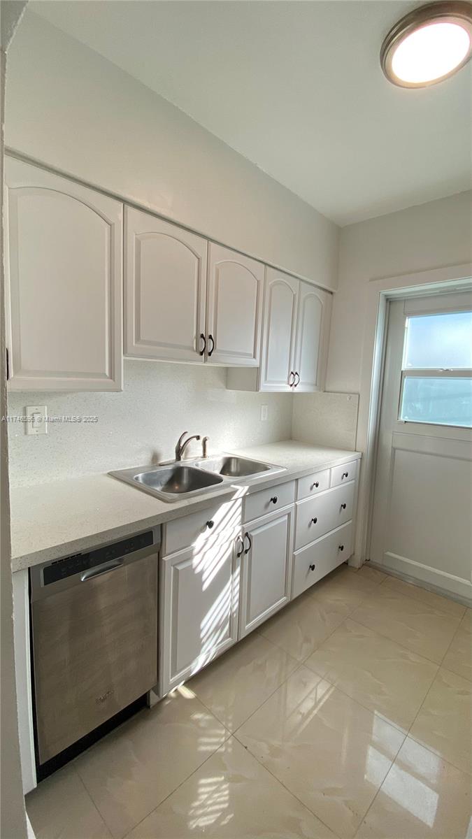 BISCAYNE BCH SUB - Residential Lease
