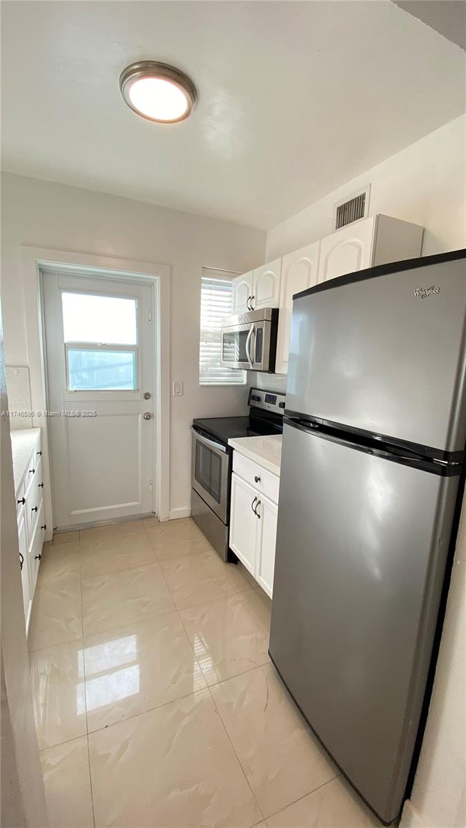 BISCAYNE BCH SUB - Residential Lease