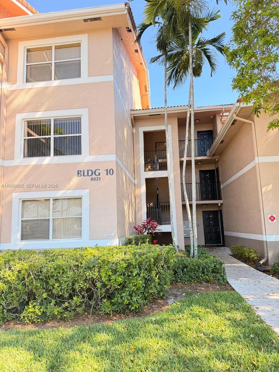 Beautiful and spacious 3-bedroom, 2-bathroom apartment located in a highly desirable gated community. This well-maintained unit features a bright and open layout, offering comfortable living spaces ideal for families or anyone seeking convenience and lifestyle.

Enjoy resort-style amenities including two large swimming pools with jacuzzi, clubhouse, barbecue area, tennis courts, soccer field, dog park, and a kids playground. The community also offers on-site management and gated access for added security and peace of mind.

Perfectly suited for those looking to enjoy an active and comfortable lifestyle in a well-equipped and centrally located community. A great opportunity to own in a community that has it all.