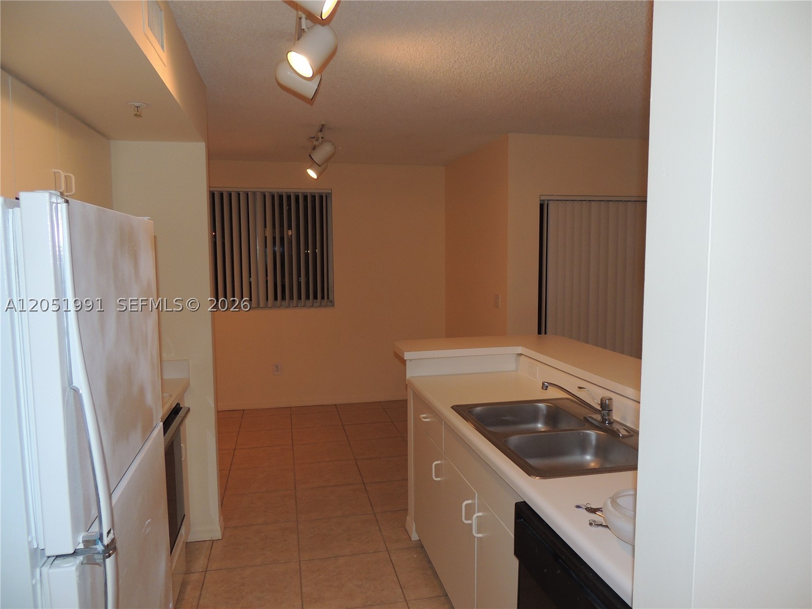 ROYAL GRAND CONDO - Residential