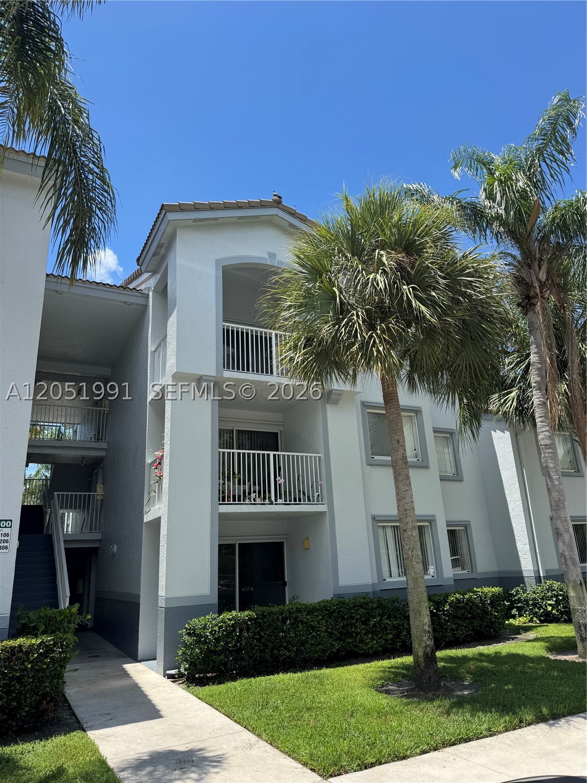 Charming 1-bedroom apartment near Nova Southeastern University.
Bright and inviting 1/1 ideally located just minutes from Nova University, in the heart of Davie.
Unit is perfect for students, faculty medical professionals or anyone seeking a convenient south florida style. Great lay-out, generous closet space, central AC and 3 parking spaces assigned to this unit. Amenities include swimming pool, fitness center, tennis courts etc.
Great investment opportunity, call listing agent today.