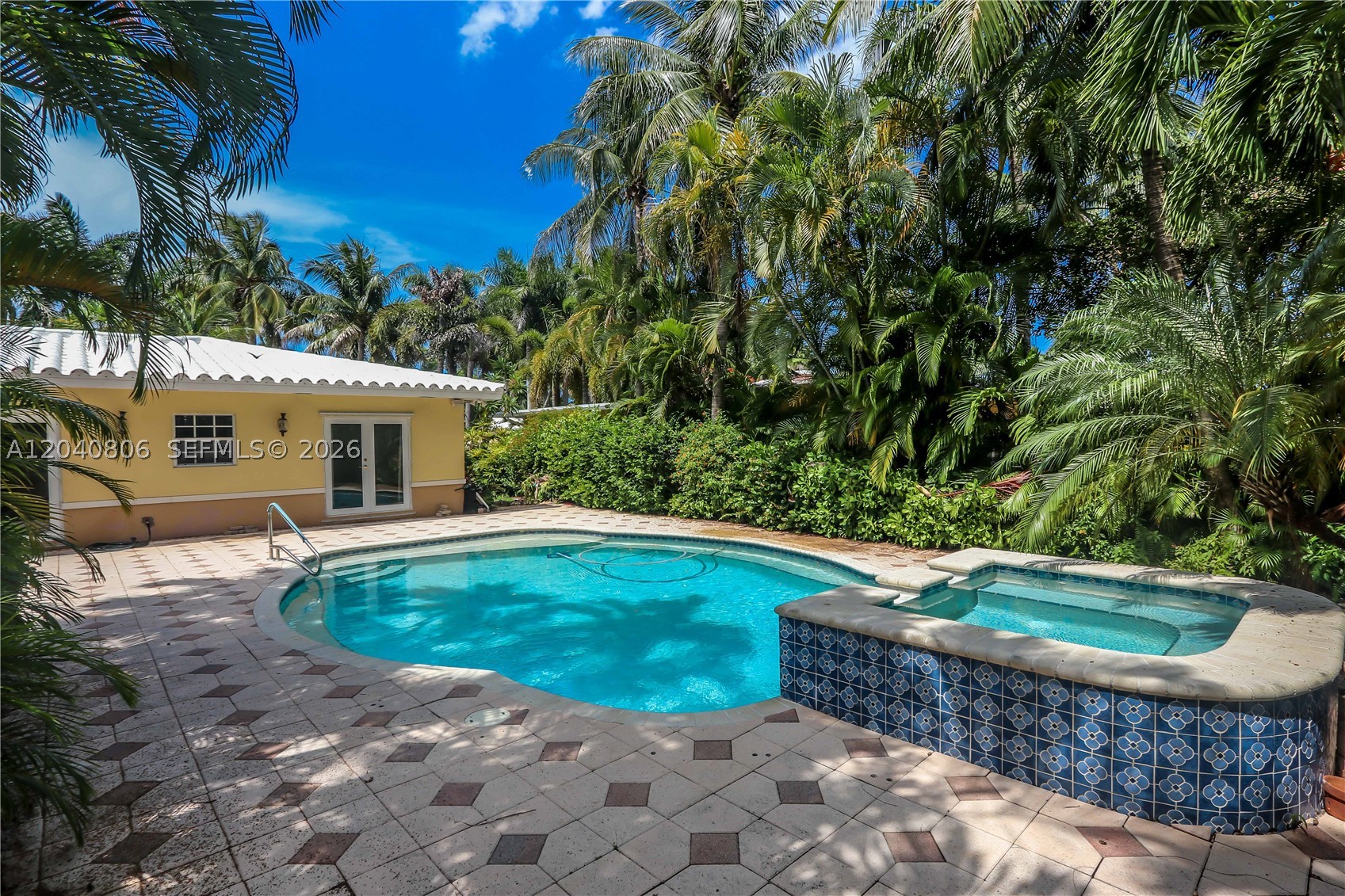 HOLLYWOOD LAKES SECTION - Residential