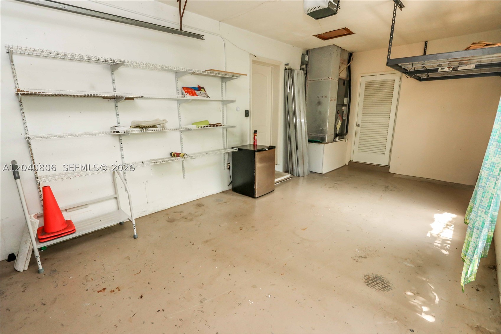 HOLLYWOOD LAKES SECTION - Residential