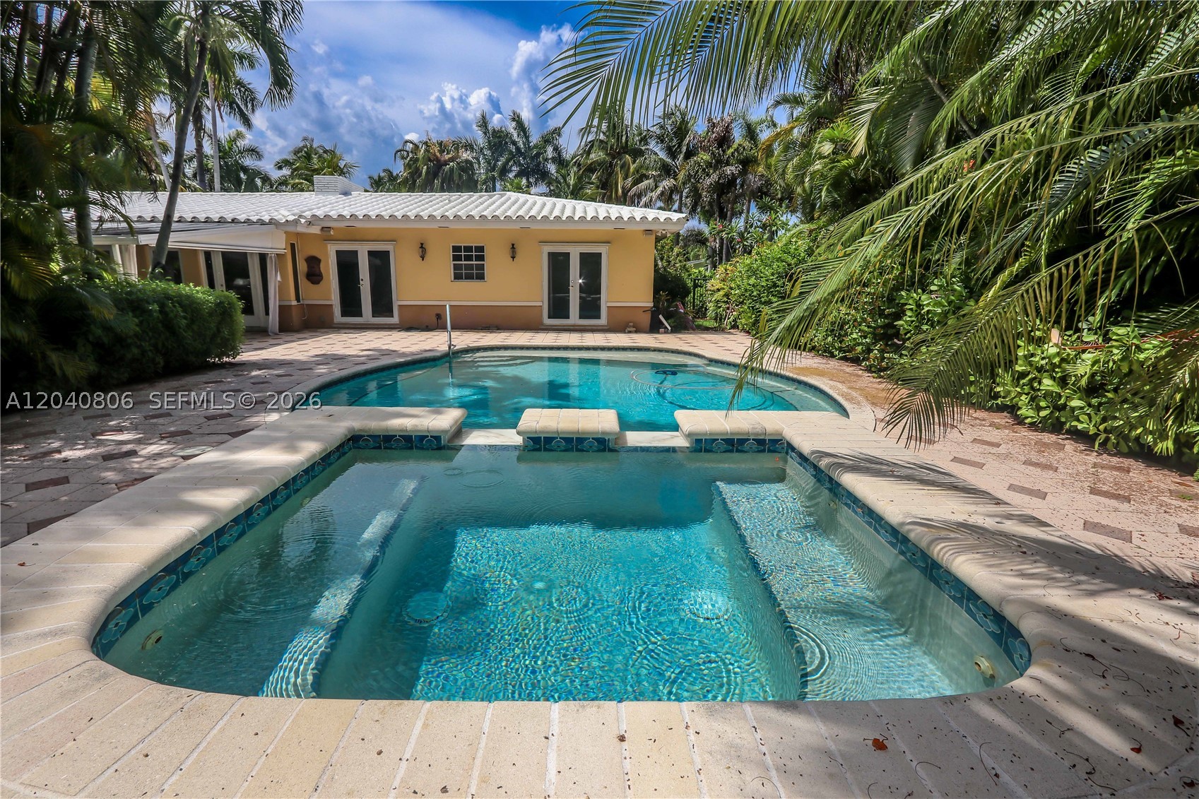 HOLLYWOOD LAKES SECTION - Residential