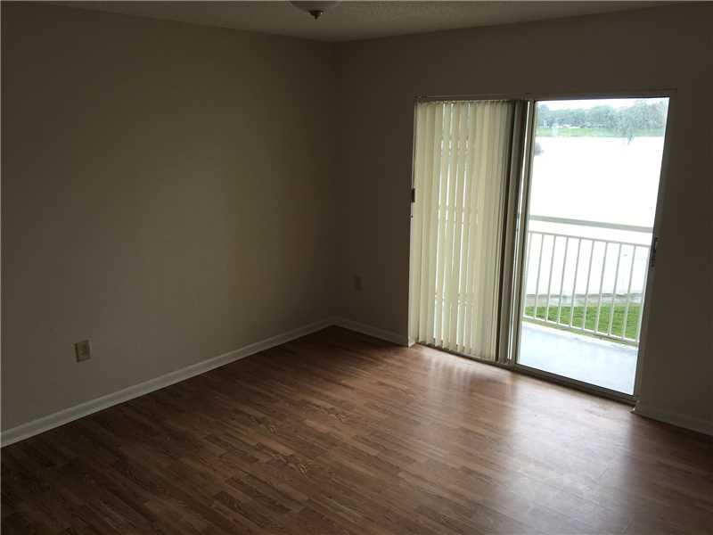 Nice apartment with beautifull lake view, excellent community very quite, excellent location, ready to move all paited. All applicant must to present proof of income, rental application, police report, for showing please call LA