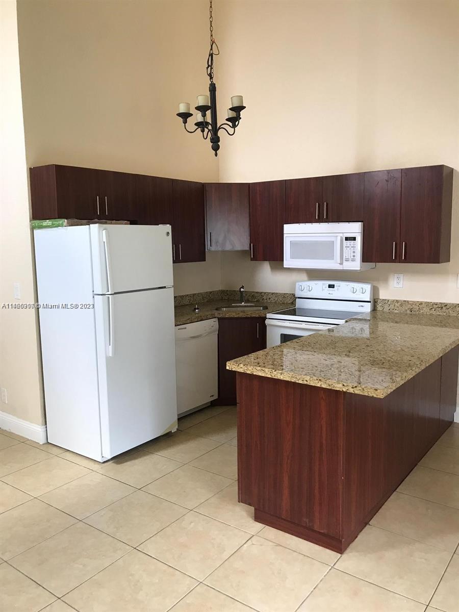 ORCHARD LAKE TOWN HOUSES - Residential Lease