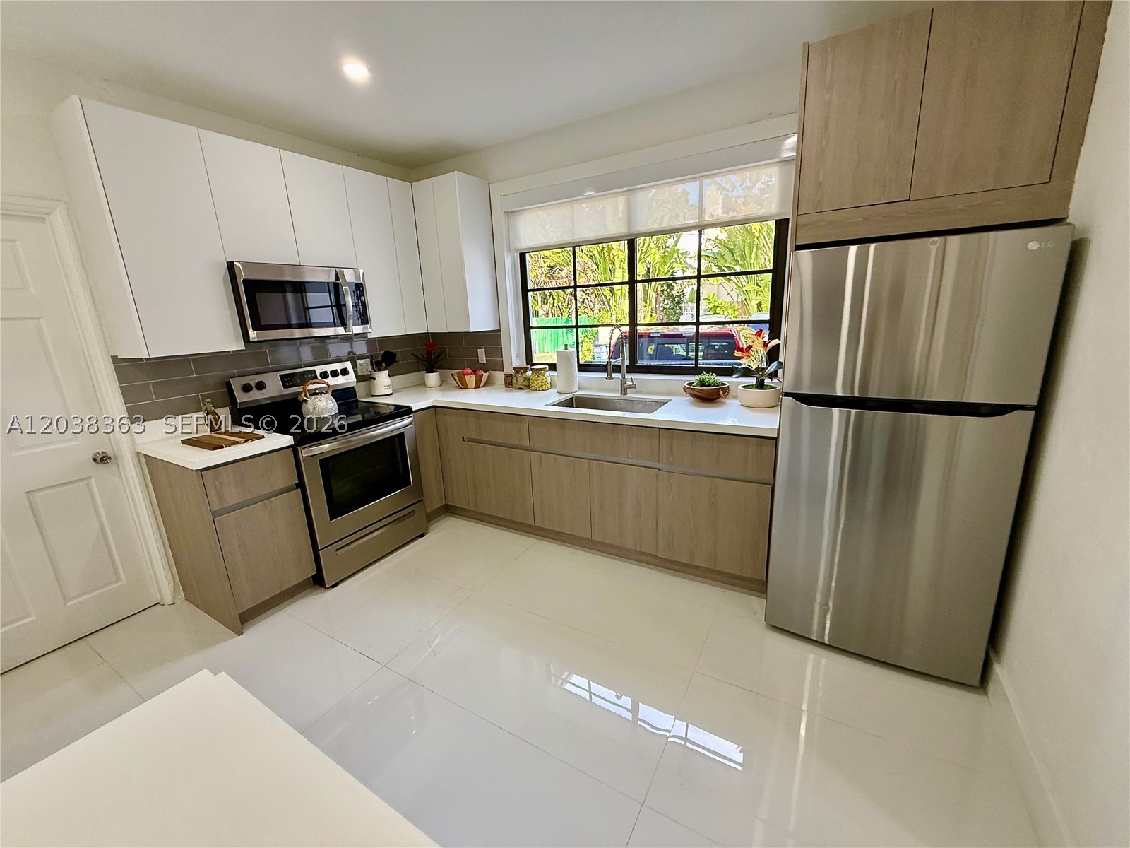 RECENTLY RENOVATED!!! Qualified tenants can move in with only the first month and reduced security. The owner offers an incentive to move: the choice of the tenant of Electric Scooter, Apple Watch or iPad! Open to 6+ months! Excellent location in the local Art Deco district of South Beach! A short distance from the beach, Whole Foods, Publix, Target and more. Unit 10 is recently renovated and will contain a second new bathroom, fully furnished and well equipped with everything you need, just bring your clothes!

Characteristics of the unit:

- Three private entrances
- Parking space outside the street
- Dishwasher
- Modern furniture
- High-definition smart television
- Internet fast (included)
- New electrical work
- Easily available management

Features of the building:
- New exterior
- Complete security system
- Modern landscaping
- Covered laundry