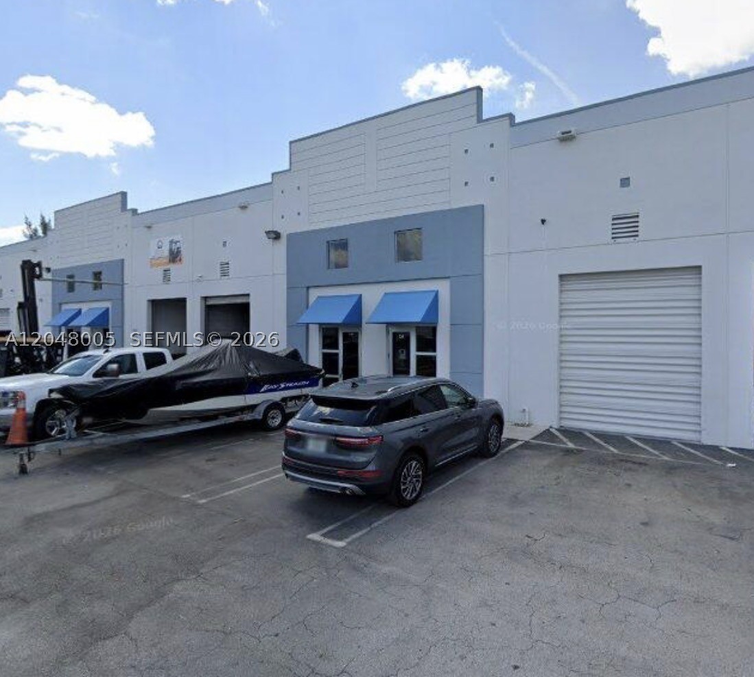 Bright and functional warehouse bay in central Miami-Dade featuring private office, restroom, and open storage/work area. Ideal for logistics, e-commerce, contractors, or small business operations. Easy access to Palmetto, Dolphin, and major commercial corridors. Well-maintained complex with assigned parking
