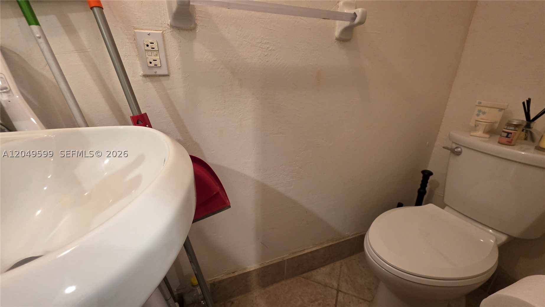 THE OAKS CONDO - Residential Lease