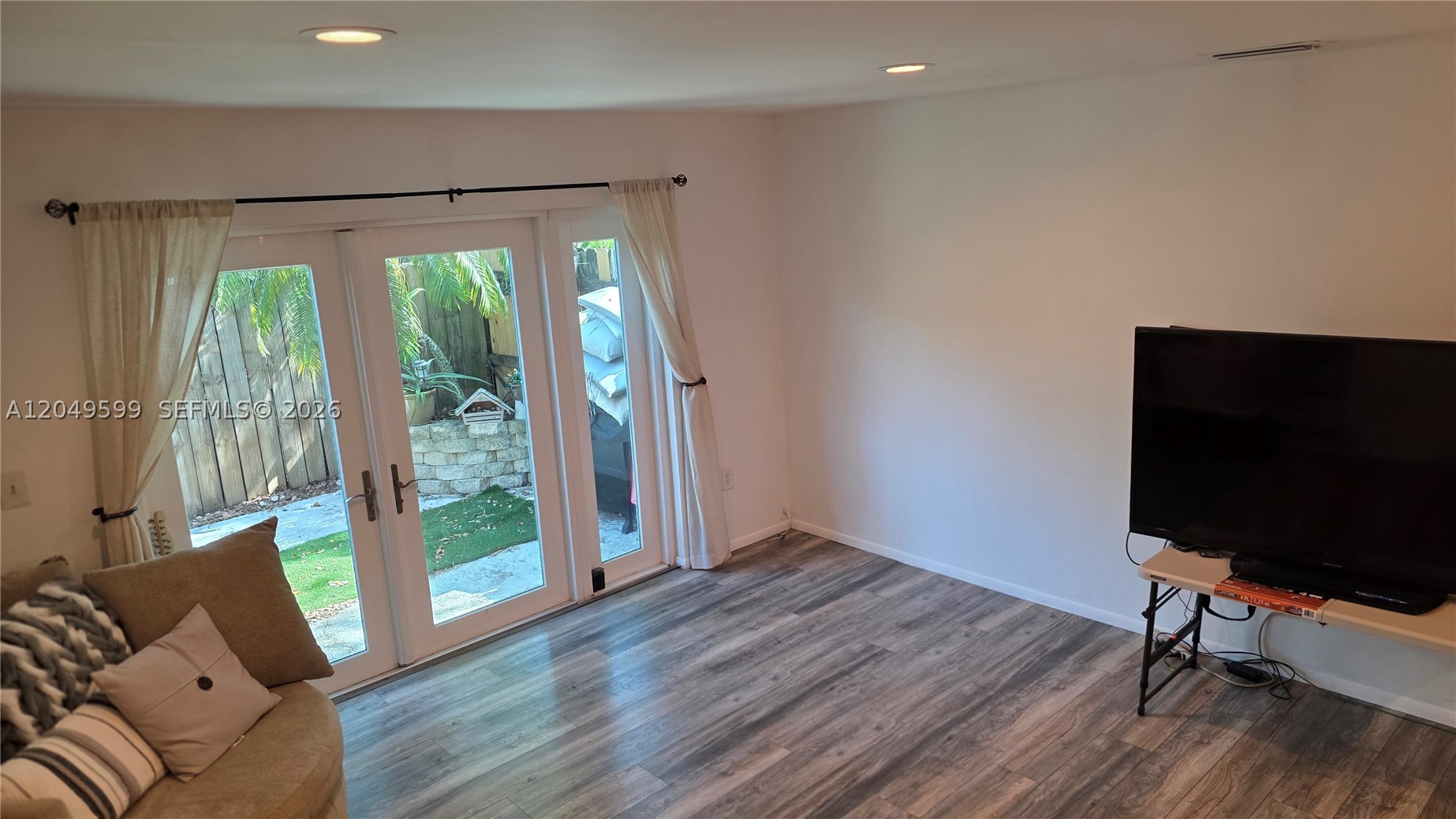 THE OAKS CONDO - Residential Lease