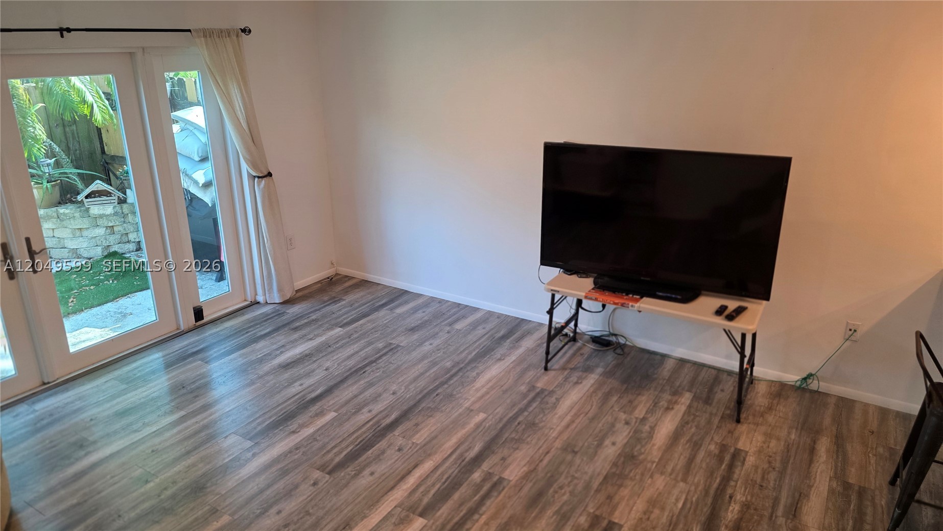 THE OAKS CONDO - Residential Lease