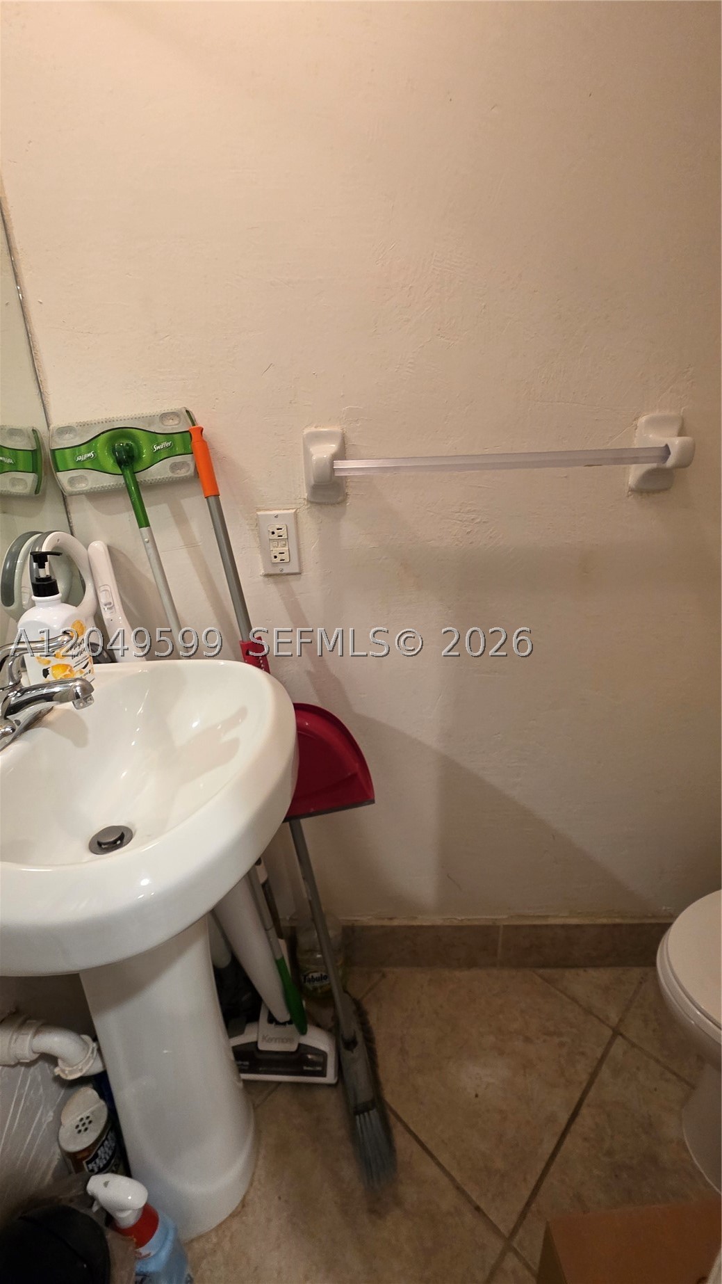 THE OAKS CONDO - Residential Lease