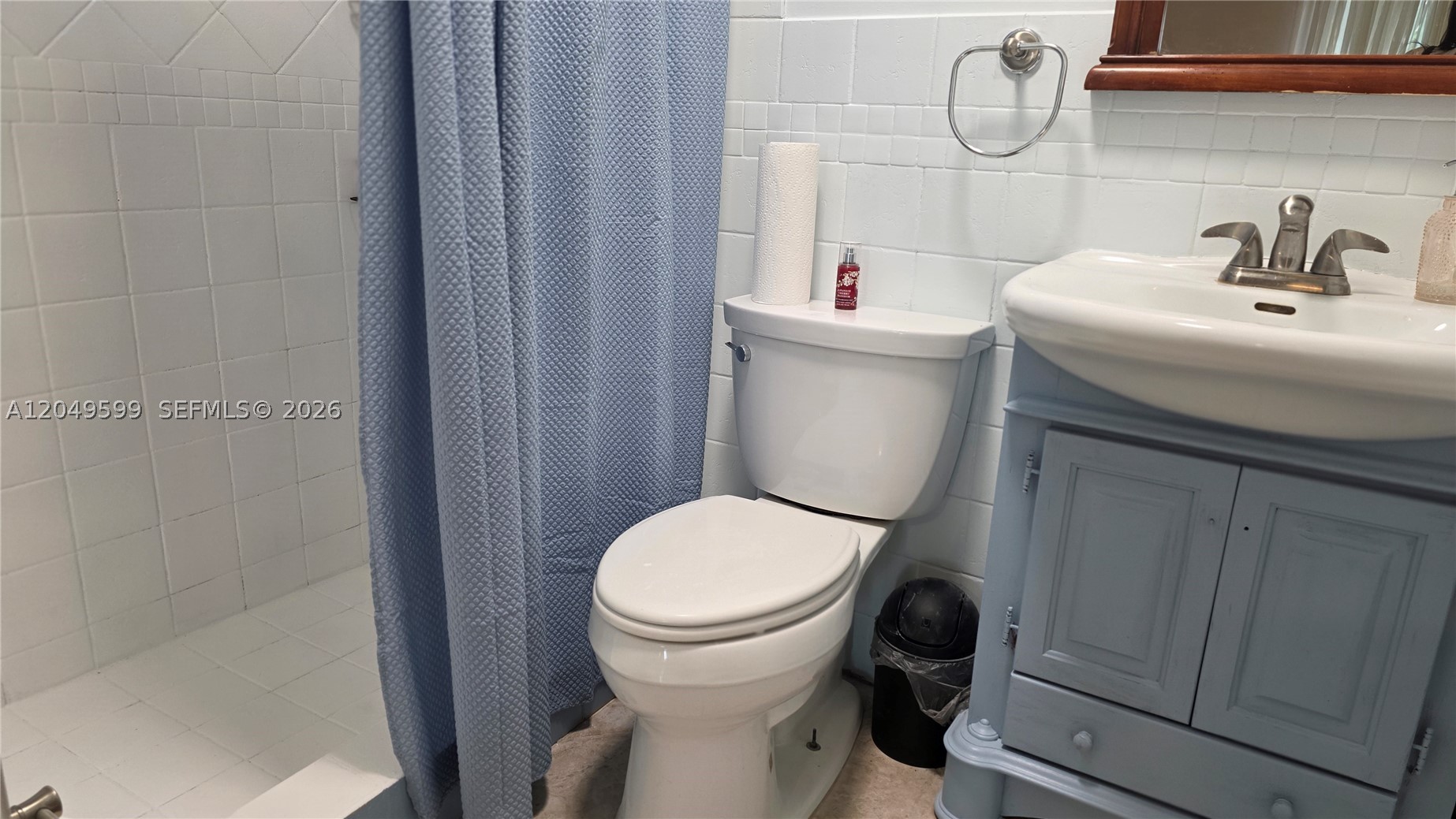THE OAKS CONDO - Residential Lease