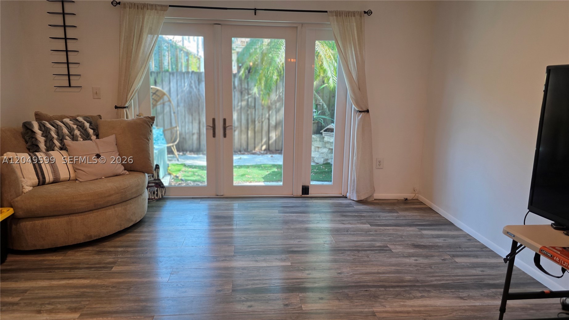 THE OAKS CONDO - Residential Lease