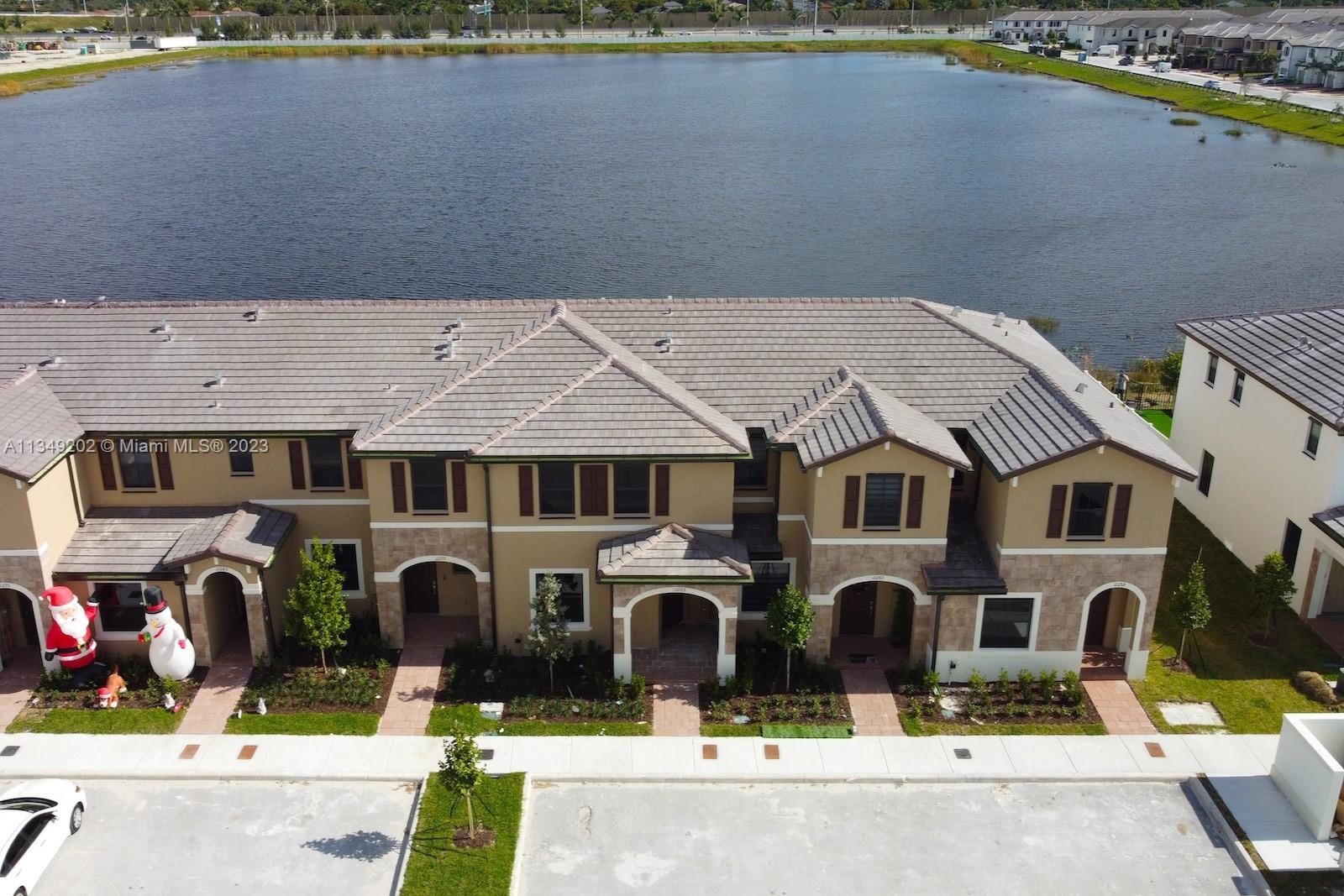 AQUABELLA – IMMACULATE LAKEFRONT 3/2.5 Villa!
Modern Lighting & Fans, Stainless Appliances, Washer/Dryer & Blinds throughout. 

Enjoy Resort Style Clubhouse!! HURRY THIS ONE WON’T LAST!!