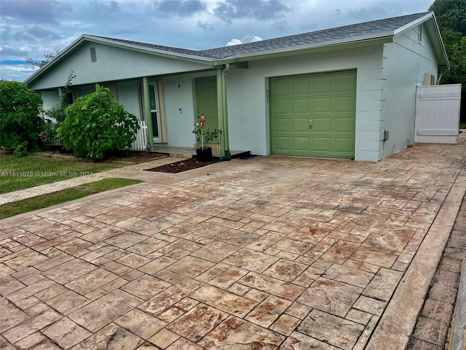 FAIRWAY ESTATES SEC SIX - Residential Lease