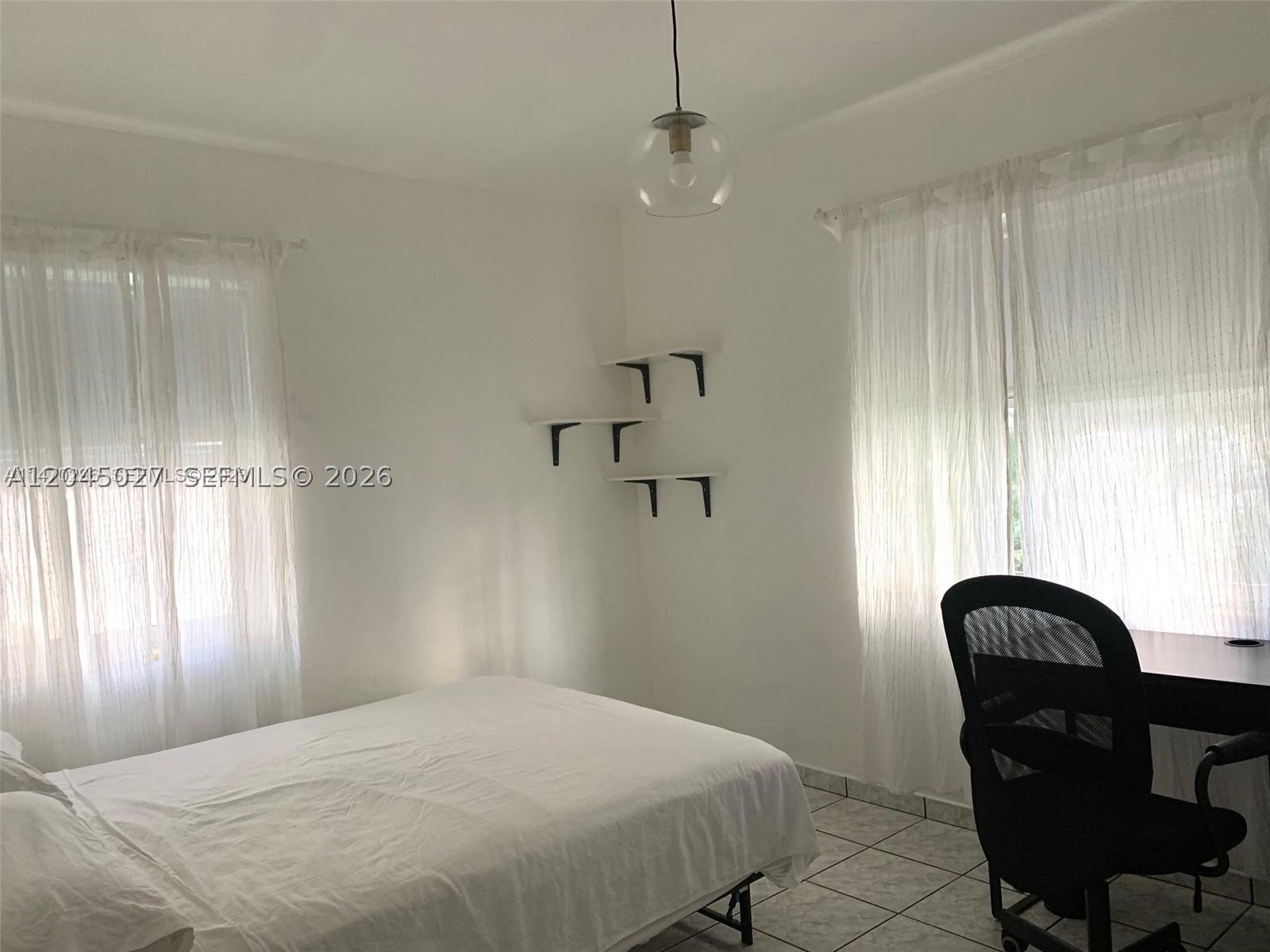 HOLLYWOOD PARK - Residential Lease