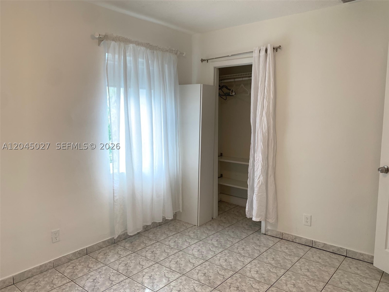HOLLYWOOD PARK - Residential Lease