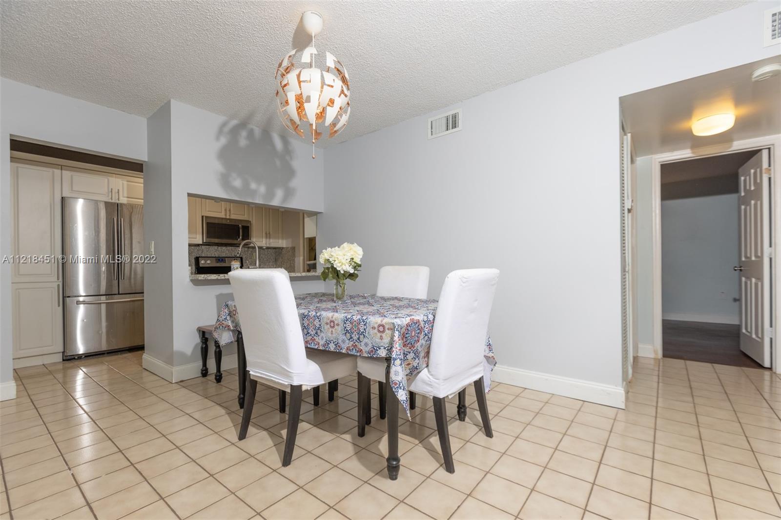 Great location! Absolutely beautiful 2/1 condo unit located in the heart of Fontainebleau.