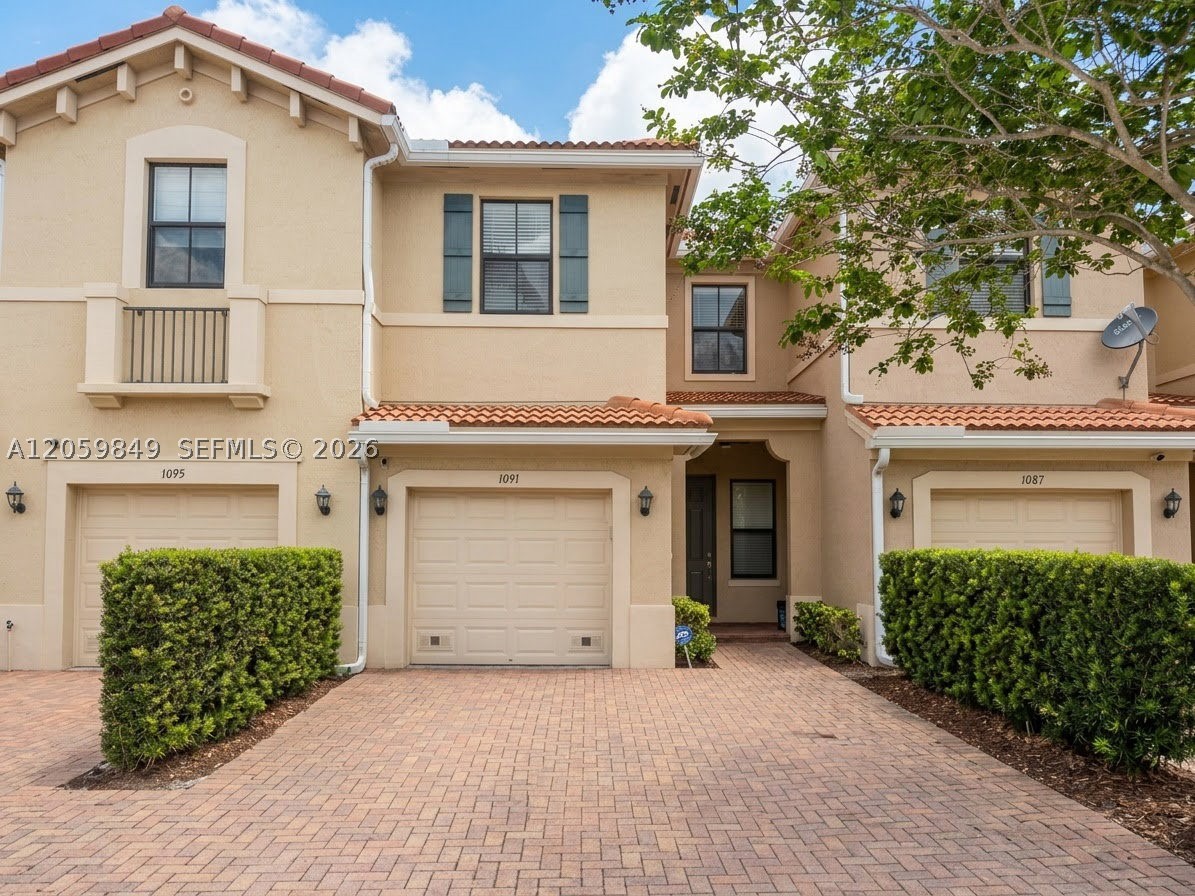Modern 2017-built townhouse featuring 3 bedrooms, 2.5 bathrooms, and a 1-car garage in the highly desirable Madison Place community. The main level offers a spacious open floor plan with high ceilings and tile flooring, leading up brand-new wood stairs to freshly updated wood flooring on the second floor. The kitchen is outfitted with new quartz countertops, stainless steel appliances, and a built-in wine bar with cooler. Enjoy generous bedroom sizes, updated bathrooms, and extra parking with a driveway that accommodates two additional vehicles. Community amenities include a heated pool overlooking the lake. Prime location just minutes from downtown Deerfield Beach, Pompano Beach, local dining, shopping, and I-95. Completely move-in ready! - Sobrado moderno de 2017 no Madison Place! 3 quartos, 2.5 banheiros e garagem. Layout aberto, teto alto, cozinha com quartzo e adega. Quartos amplos e banheiros reformados. Condomínio com piscina aquecida. Perto da praia e I-95. Pronto para morar!