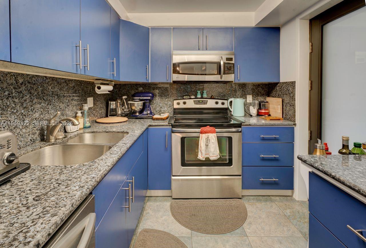 YACHT CLUB CONDO (THE) - Residential