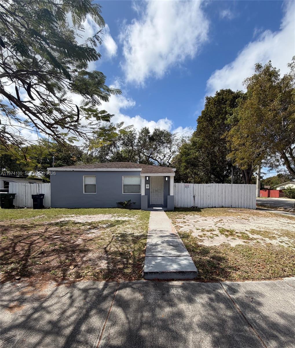 Beautiful Corner House 3/1 in great neighborhood, close to everything, Location! Location! very bright and with a large patio where you can fit your boat/Truck easy and fast move in. Call Listing agent