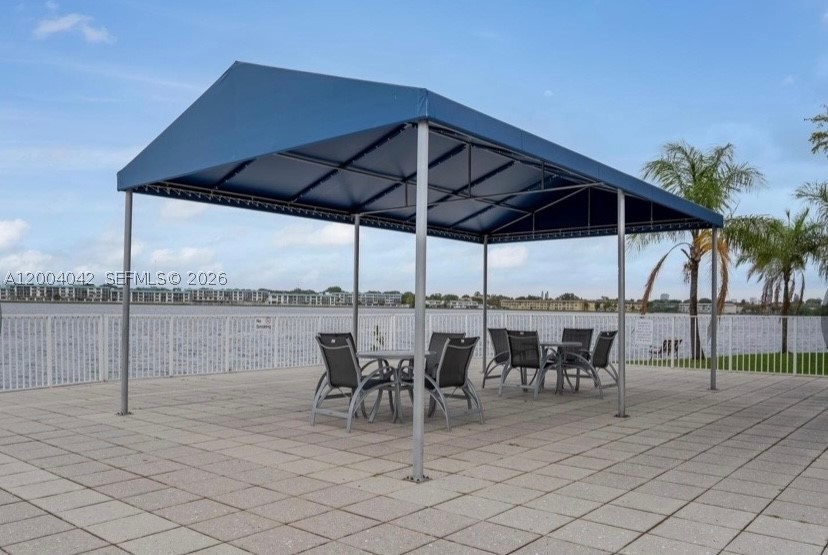 ROYAL BAHAMIAN WEST - Residential