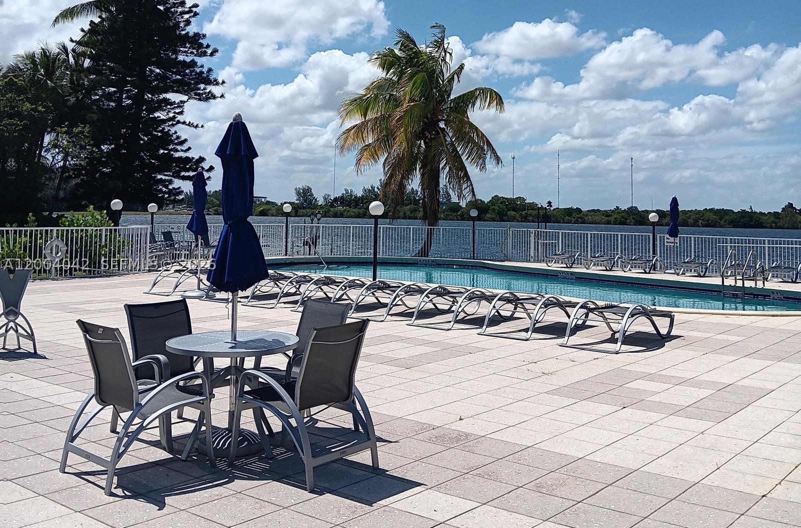 ROYAL BAHAMIAN WEST - Residential