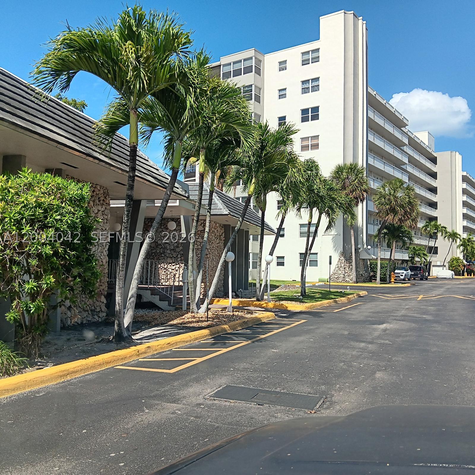 ROYAL BAHAMIAN WEST - Residential