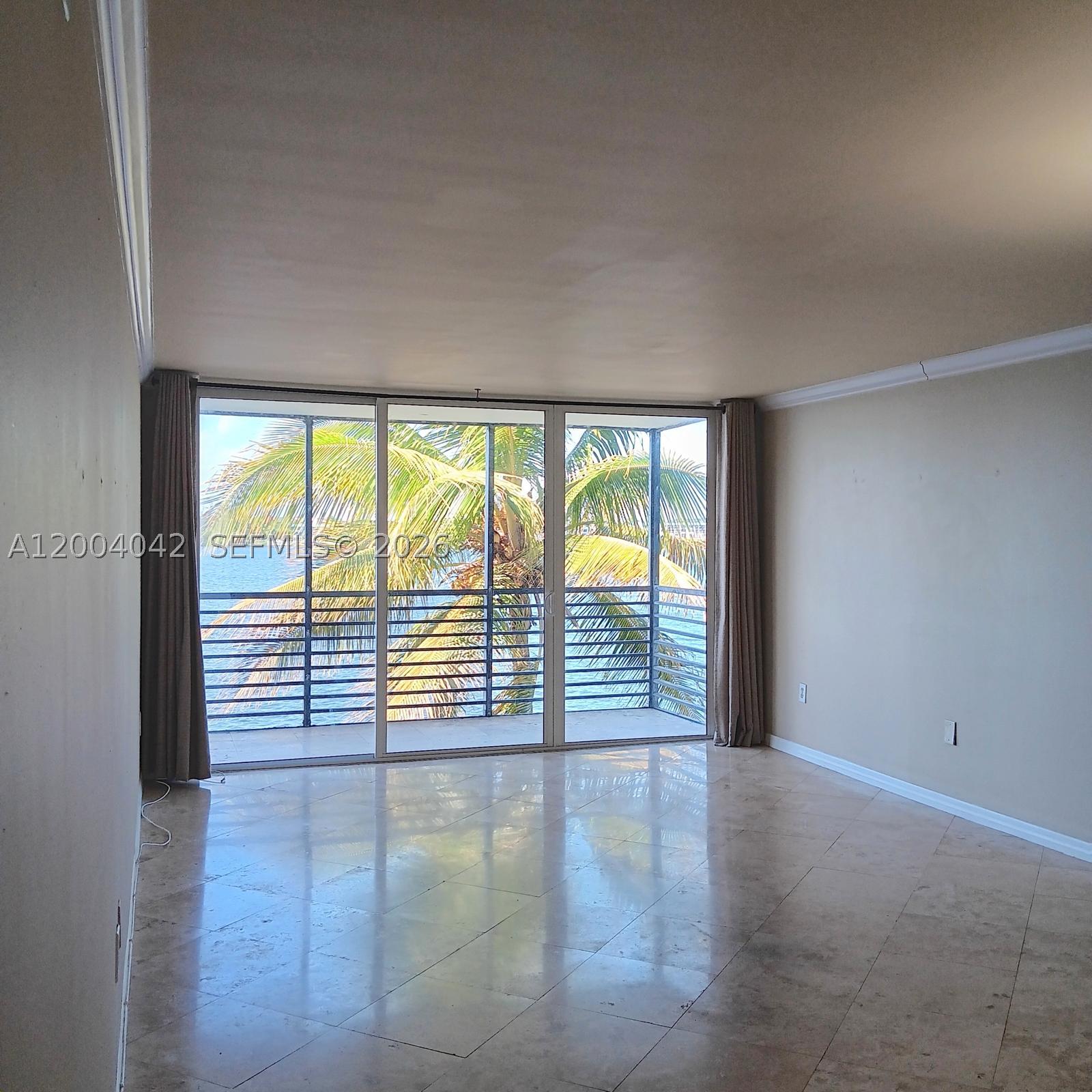 ROYAL BAHAMIAN WEST - Residential