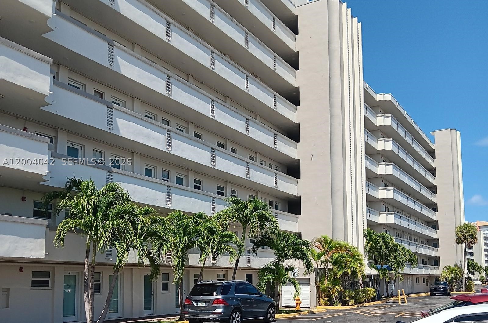 ROYAL BAHAMIAN WEST - Residential