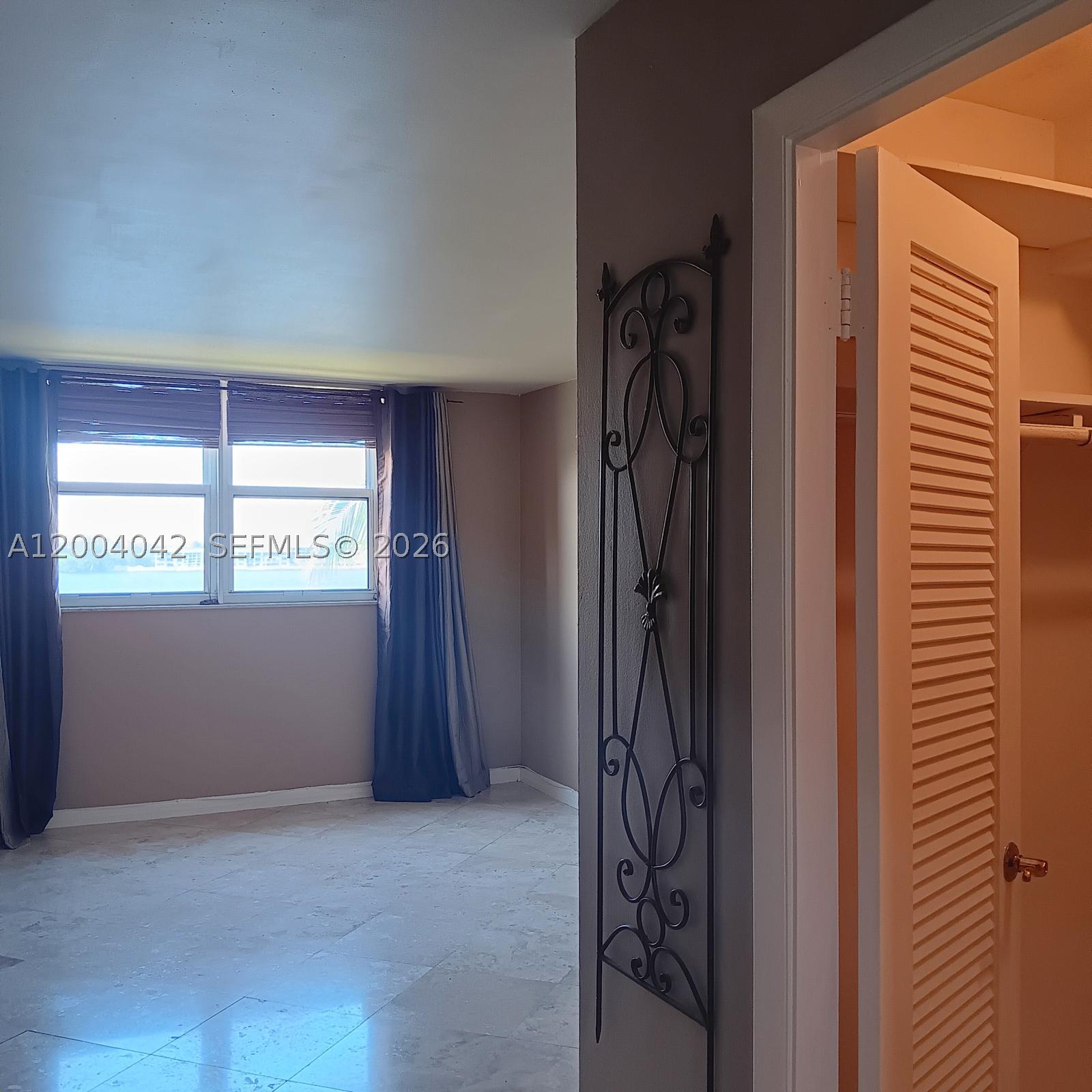 ROYAL BAHAMIAN WEST - Residential