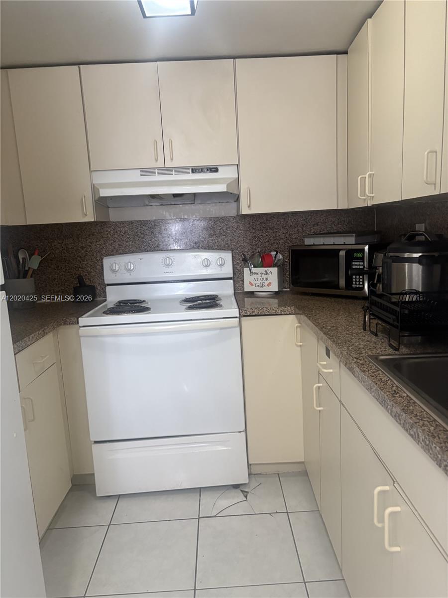 WESTLAND MANORS EAST COND - Residential