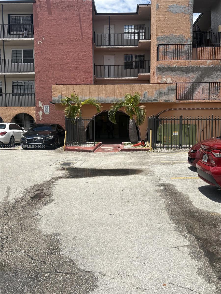 WESTLAND MANORS EAST COND - Residential