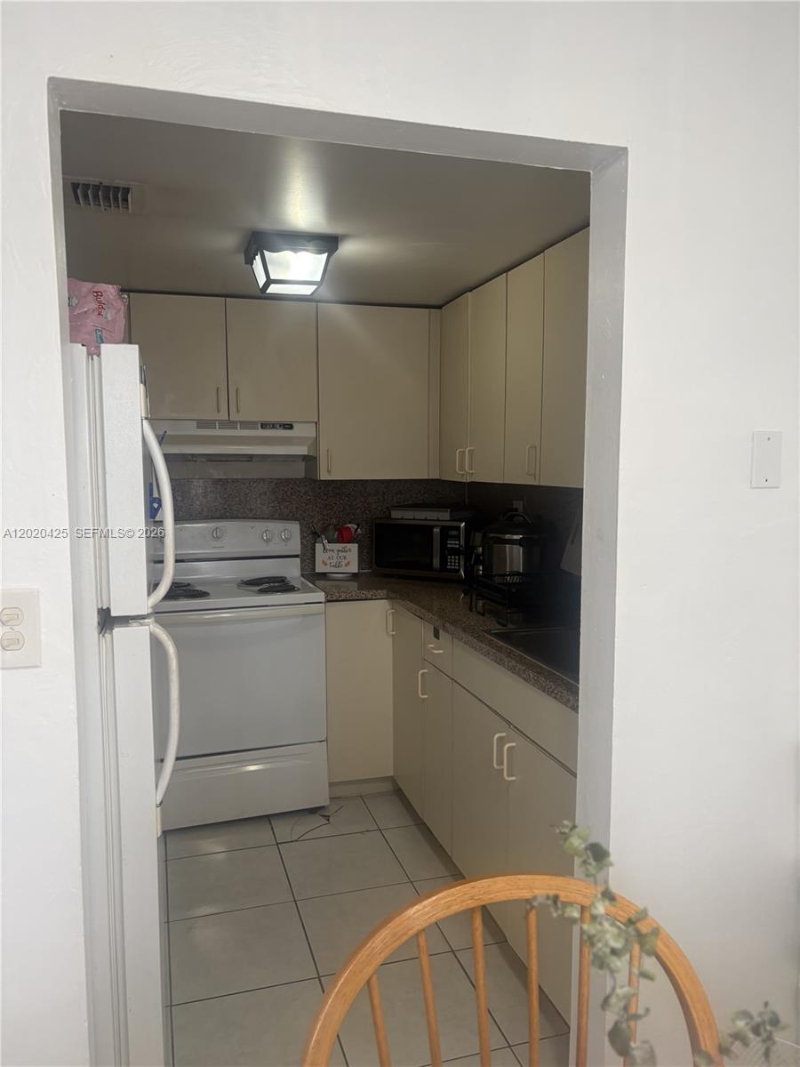 WESTLAND MANORS EAST COND - Residential