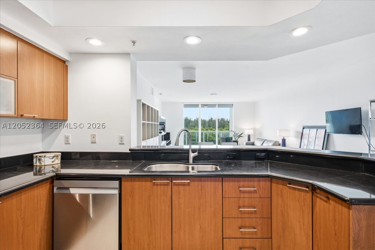 THE OAKS I CONDO - Residential Lease