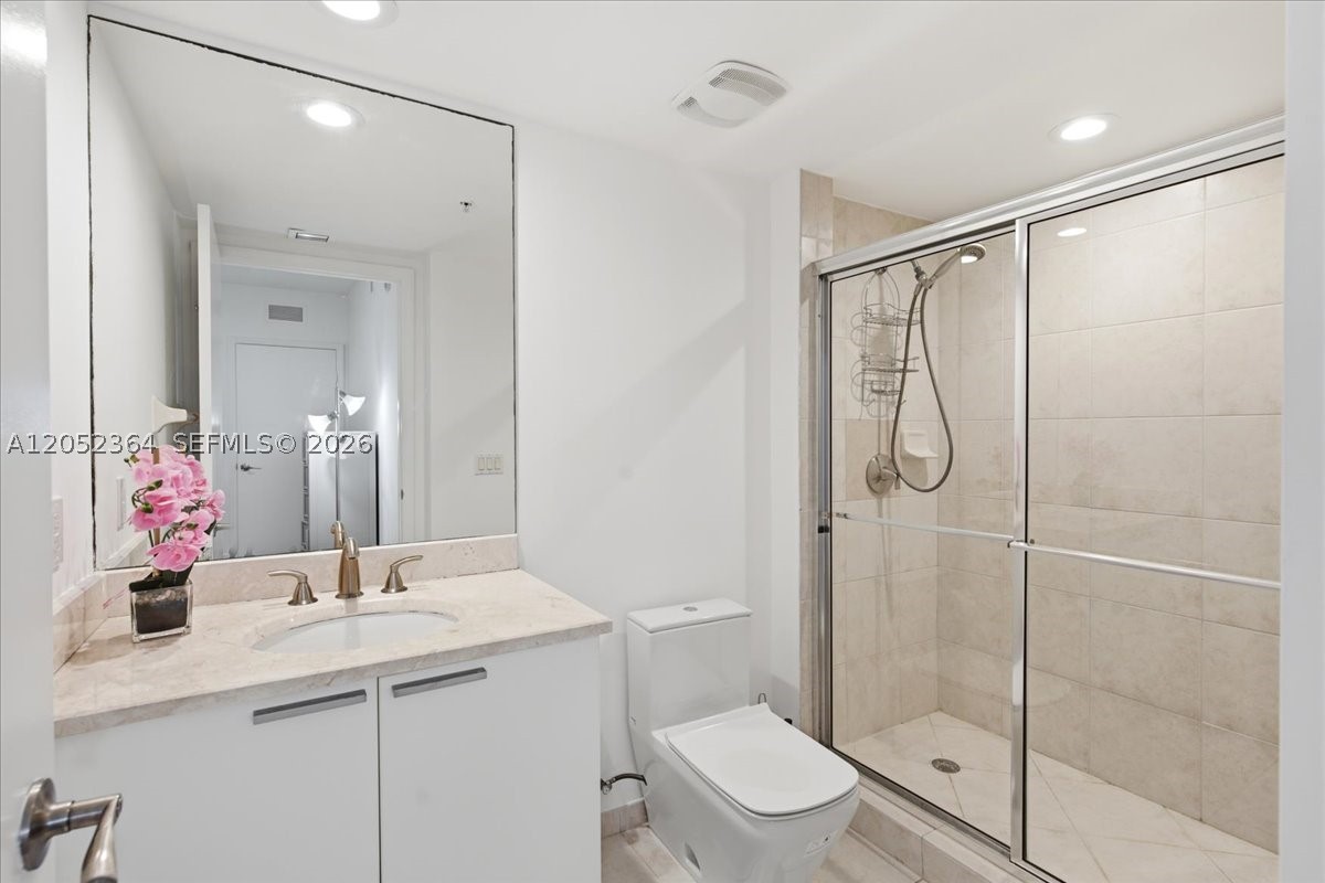 THE OAKS I CONDO - Residential Lease