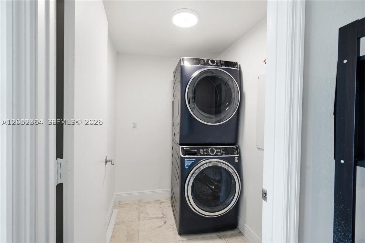 THE OAKS I CONDO - Residential Lease