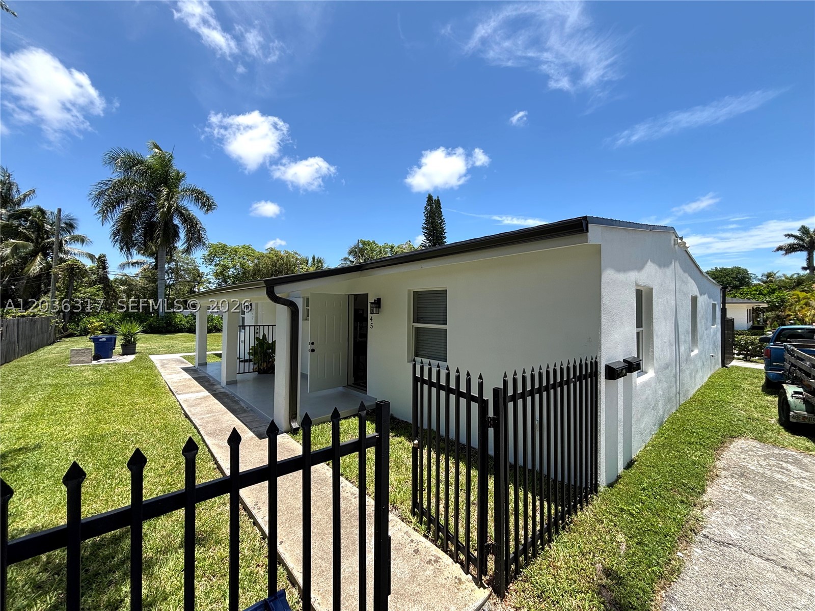 TOTALLY UPDATED DUPLEX ON QUIET AND CENTRALLY LOCATED STREET NEAR MIAMI SHORES AND BISCAYNE PARK. ENJOY 2 BEDS 2 BATHS FENCED VILLA WITH SEVERAL PARKING SPACES AND PRIVATE PATIO. IMPECABLE PORCELAIN FLOORS, ITALIAN KITCHEN WITH GRANITE AND STAINLESS STEEL APPLIANCES. WASHER AND DRYER INSIDE. SMALL PET OK. LOCATED NEAR BARRY UNIVERSITY, MIAMI SHORES COUNTRY CLUB, 15 MIN FROM THE BEACH, 20 MIN FROM MIAMI AIRPORT AND DOWNTOWN, NEAR BISCAYNE AND I-95 FOR EASY COMMUTE.